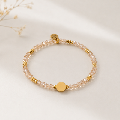 Handgefertigtes Perlenarmband mit geschliffenen Glasperlen und runder Edelstahlperle in Gold – elegantes Armband für Damen