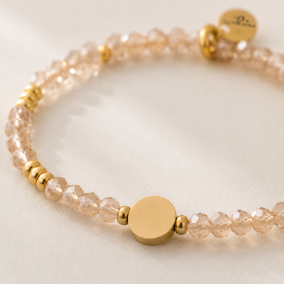 Detailaufnahme Perlenarmband mit facettierten Glasperlen und runder goldfarbener Edelstahlperle – schlichtes elegantes Damen Armband