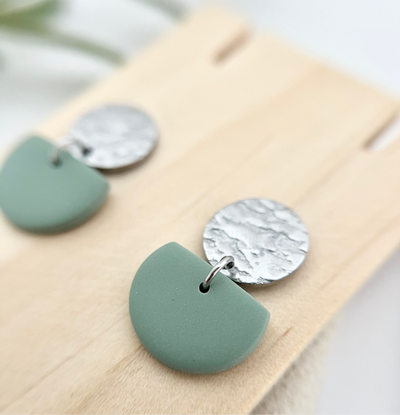 Detailansicht der Boho Ohrringe ROSEMARY in sanften Grüntönen mit silberfarbenem Edelstahl, perfekt für einen eleganten, aber dennoch entspannten Look