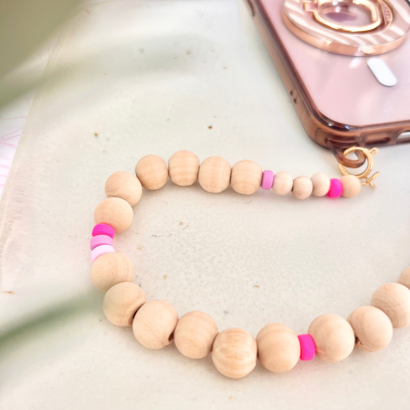 Handykette NALA aus kleinen runden Holzperlen mit pinken und rosé Acrylperlen als stylisches Handy Accessoire für Alltag und Sommer