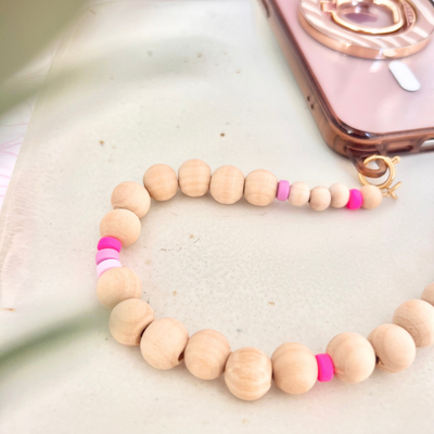 Handykette NALA aus kleinen runden Holzperlen mit pinken und rosé Acrylperlen als stylisches Handy Accessoire für Alltag und Sommer