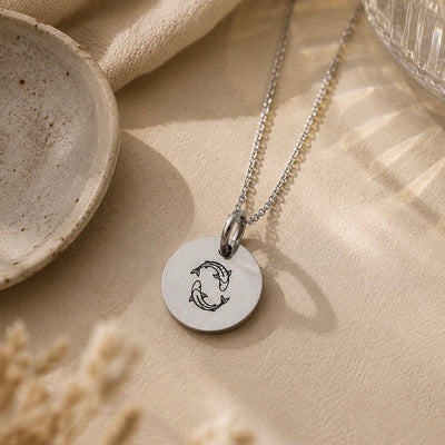 Silberne Sternzeichen-Kette mit rundem Anhänger und graviertem Fische-Motiv – personalisierbarer Zodiac Schmuck in Silber.