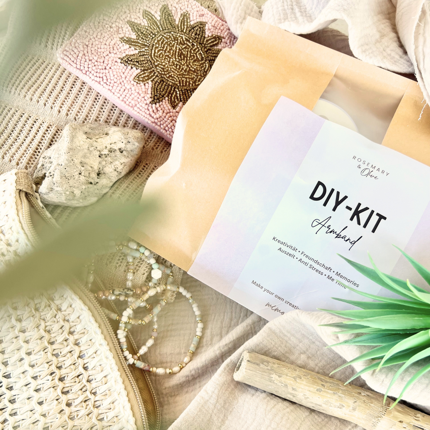 DIY JGA Armband Bastelset in natürlichem Styling mit Perlenarmbändern, Anleitung, Stoffbeutel, Trockenpflanzen und Accessoires in warmen Beige- und Naturtönen.
