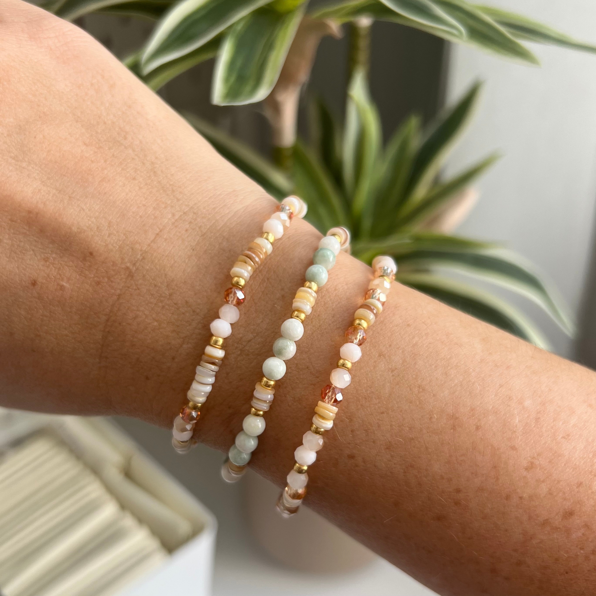 DIY Armbänder aus dem MELLOW Perlen Set mit Naturstein-, Glas-, Muschel- und goldfarbenen Perlen am Handgelenk