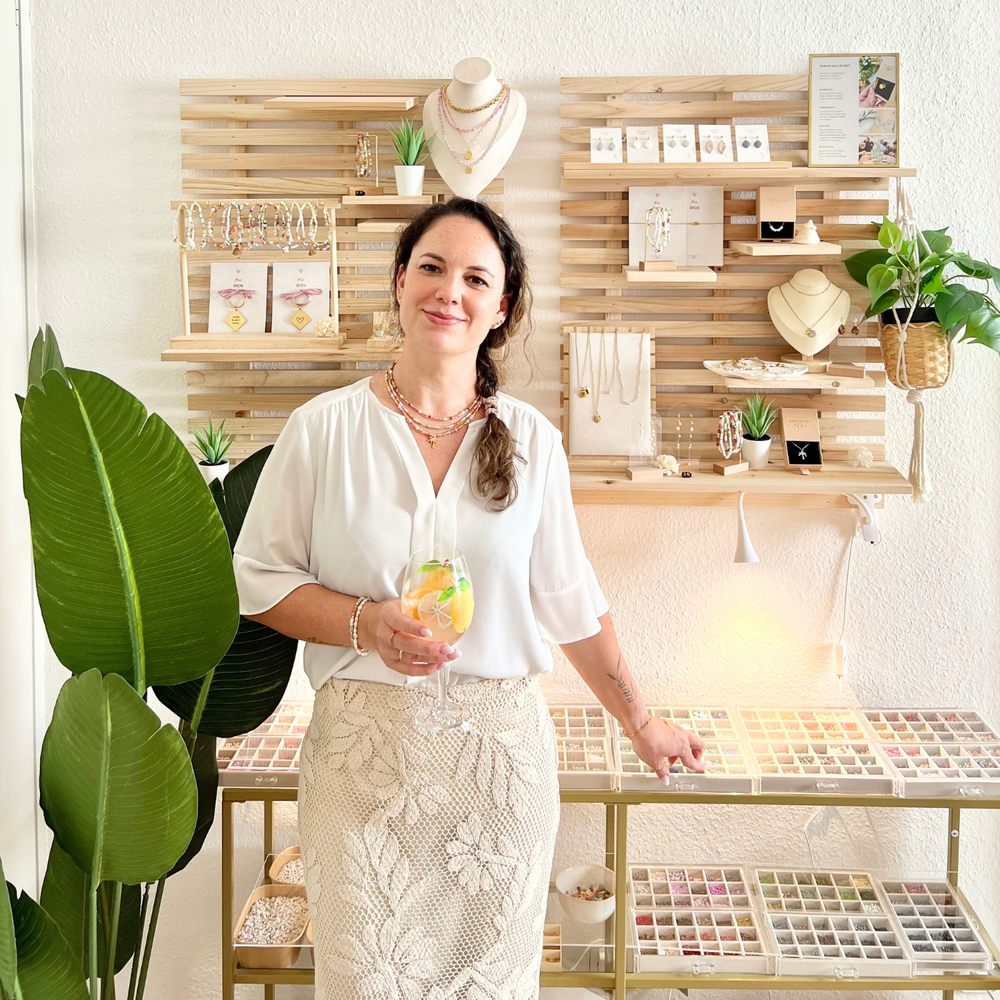 Inhaberin von ROSEMARY & Olive im Schmuckstudio in Wuppertal mit Getränk und großer Perlenauswahl für Permanent Schmuck und individuelle Schmuckstücke.