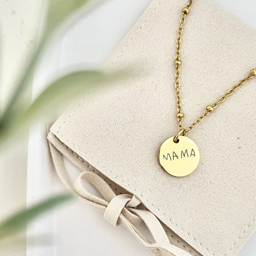 Feine goldene Kette mit eingraviertem Wort „MAMA“ in echter Kinderhandschrift – ein liebevolles Erinnerungsstück und Geschenk für Mütter.