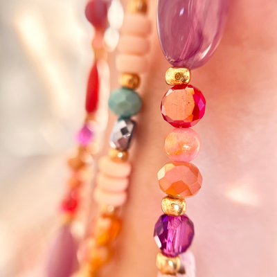 Detailaufnahme einer bunten Perlen-Handykette mit Natursteinperlen, facettierten Glasperlen und goldenen Miyuki-Perlen – handgemachte Handykette als sommerliches Phone Strap Accessoire.