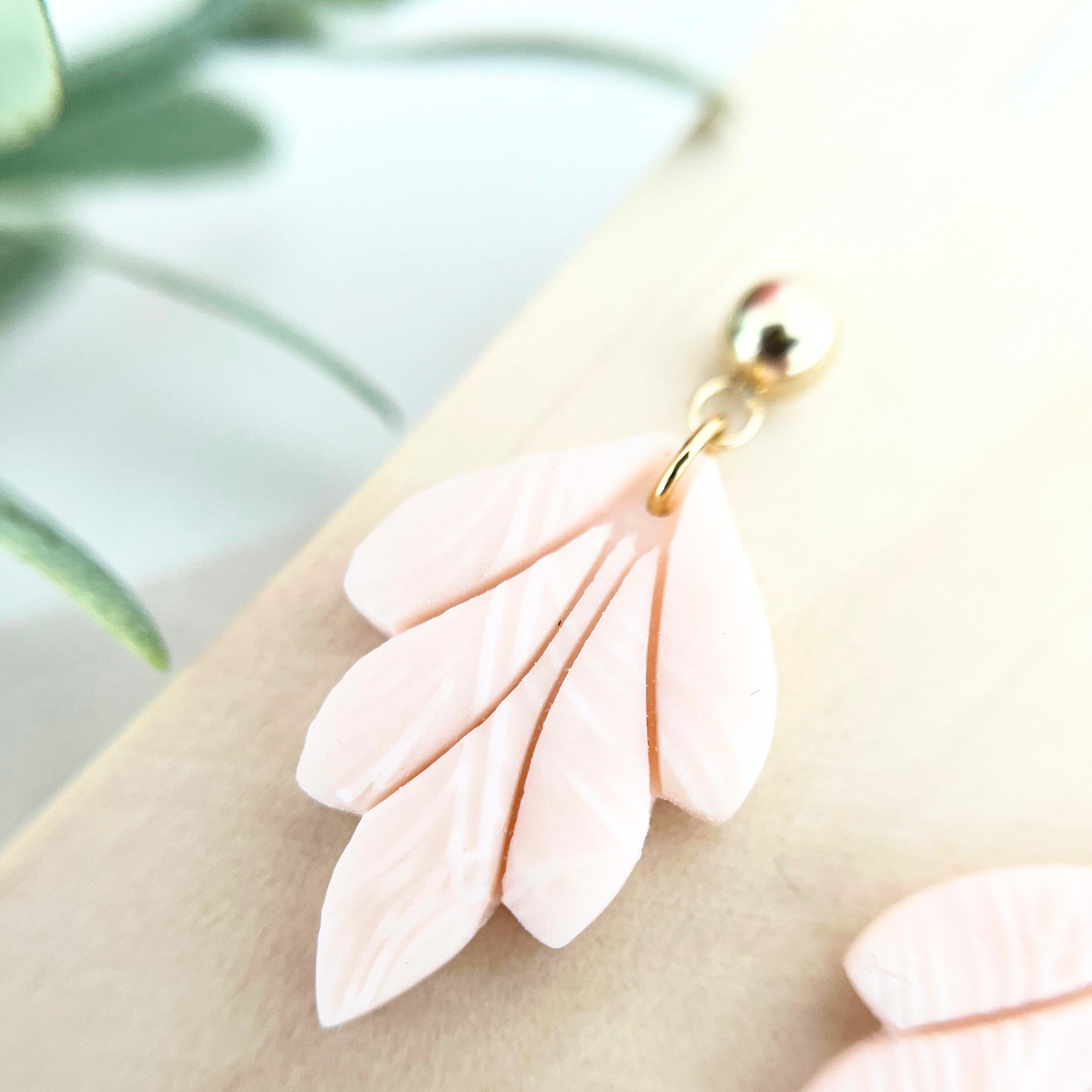 Detailaufnahme eines handgemachten Ohrrings TAORMINA in zartem Rosé mit eleganter Blattform, perfekt für empfindliche Haut und Allergiker
