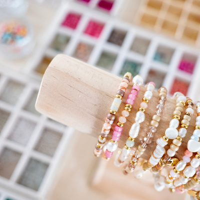 Verschiedene Armbänder auf Holz – Schmuckstücke aus dem Workshop in Wuppertal