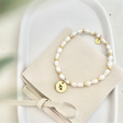 Sternzeichen Armband MONOLINE mit echten Süßwasserperlen, goldenen Zwischenperlen und rundem Sternzeichen Gravur Anhänger – persönlicher Schmuck für Frauen