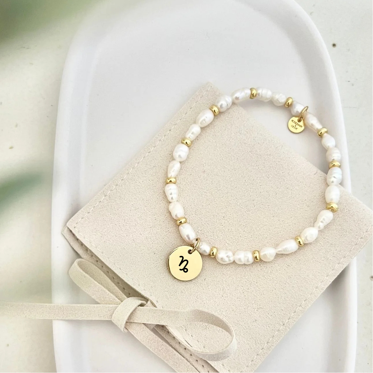 Sternzeichen Armband MONOLINE mit echten Süßwasserperlen, goldenen Zwischenperlen und rundem Sternzeichen Gravur Anhänger – persönlicher Schmuck für Frauen
