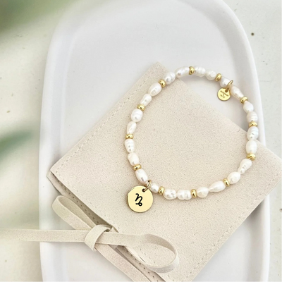 Sternzeichen Armband MONOLINE mit echten Süßwasserperlen, goldenen Zwischenperlen und rundem Sternzeichen Gravur Anhänger – persönlicher Schmuck für Frauen
