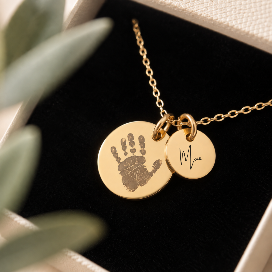 Personalisierte goldene Edelstahl Kette mit graviertem Handabdruck und Namensanhänger Max – individueller Erinnerungsschmuck als Geschenk für Mama.