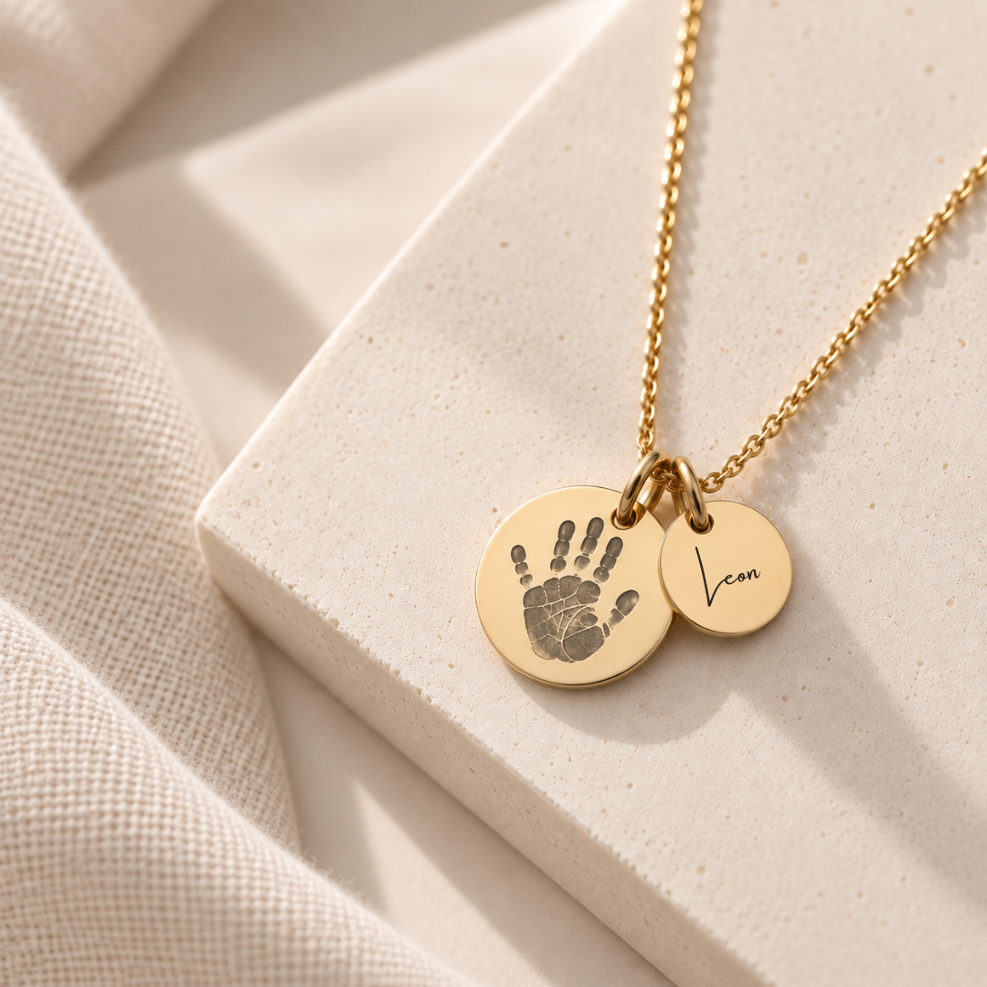 Personalisierte goldene Edelstahl Kette mit graviertem Handabdruck und Namensanhänger Leon – Erinnerungsschmuck als Geschenk für Mama.