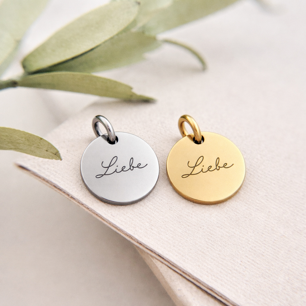 Runder Edelstahl Anhänger in Gold und Silber mit Gravur „Liebe“, wasserfest, geeignet zur Kombination mit Perlenarmband oder Kette.