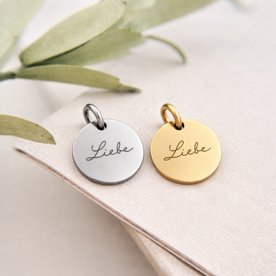 Runder Edelstahl Anhänger in Gold und Silber mit Gravur „Liebe“, wasserfest, geeignet zur Kombination mit Perlenarmband oder Kette.
