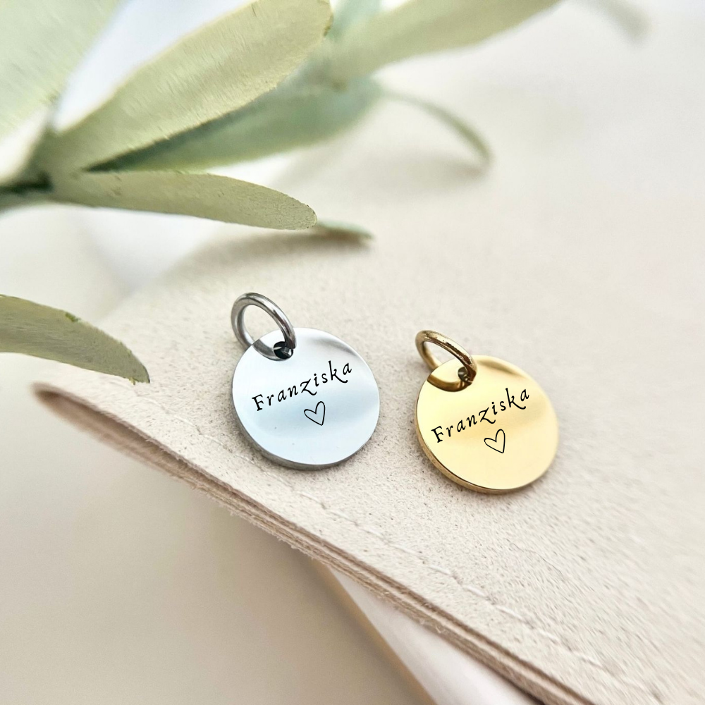 Runde Edelstahl Anhänger in Gold und Silber mit graviertem Namen Franziska und Herzsymbol, wasserfest, kombinierbar mit Perlenarmband oder Kette.