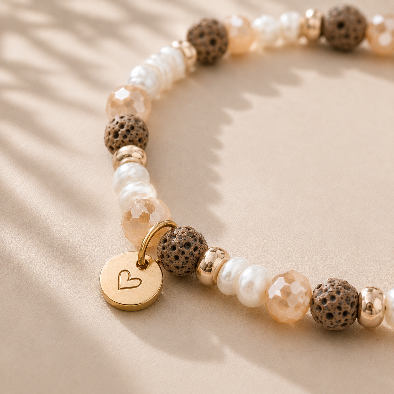 Armband HAZEL mit Natursteinperlen, Süßwasserperlen, Miyuki Perlen und goldenem Herz Anhänger. Naturstein Armband HAZEL in Beige Braun Weiß und Champagner mit goldenem Herz Charm