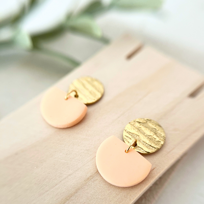 Strahlend mandarinfarbene Ohrringe ALMERIA mit goldenem Edelstahl, die ein fröhliches, modernes Design bieten und gleichzeitig minimalistischen Charme ausstrahlen