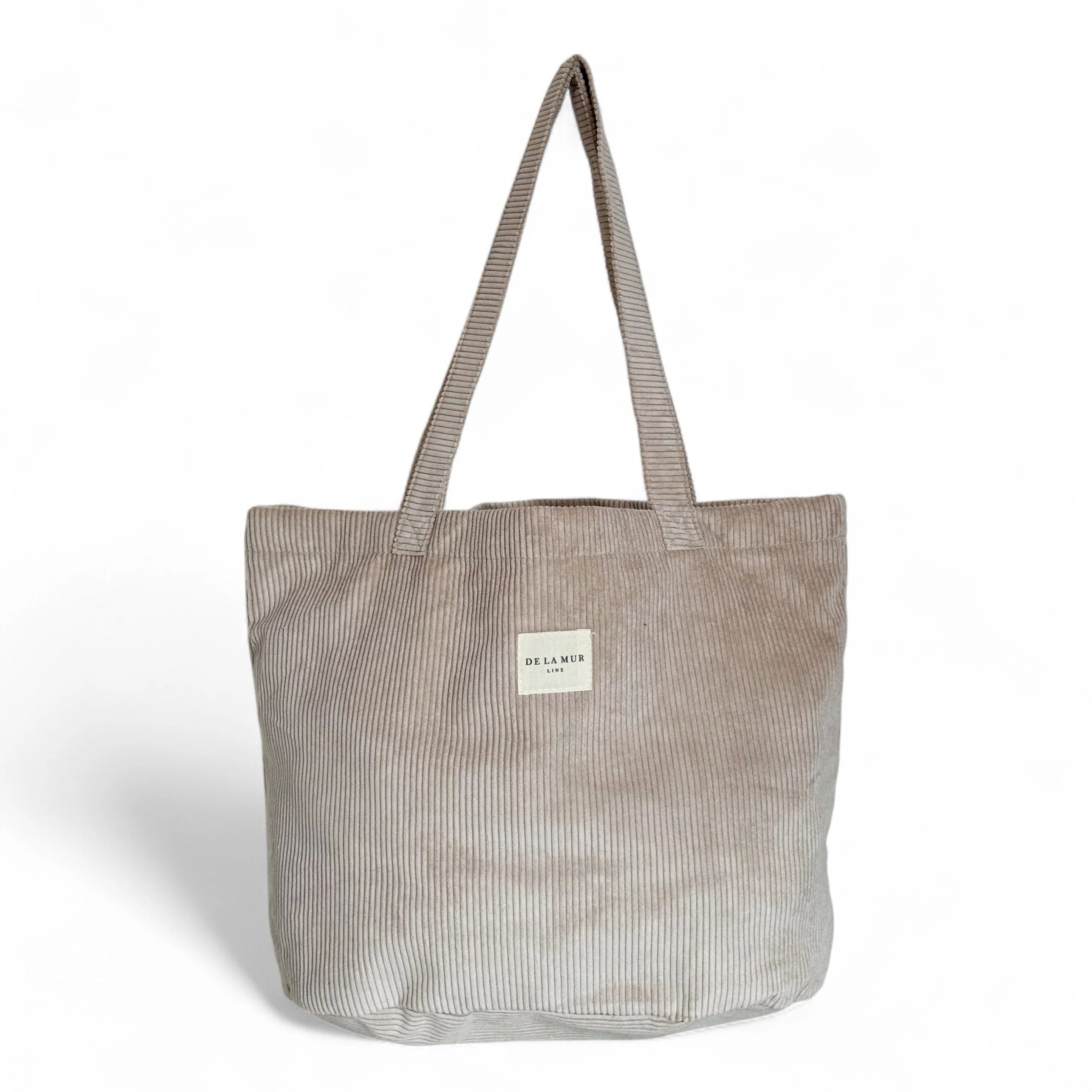 Beiger DE LA MUR Shopper aus geripptem Cordstoff mit langen Henkeln, handgefertigt in Barcelona – nachhaltige Stofftasche im modernen, mediterranen Stil.