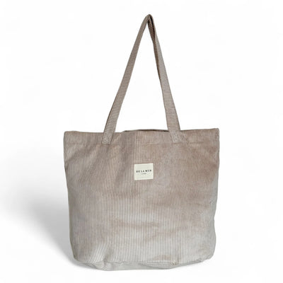 Beiger DE LA MUR Shopper aus geripptem Cordstoff mit langen Henkeln, handgefertigt in Barcelona – nachhaltige Stofftasche im modernen, mediterranen Stil.