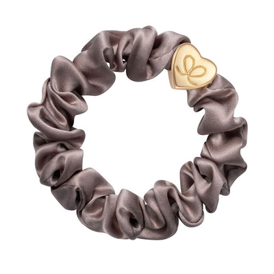 ByEloise London Gold Heart Silk Scrunchie Iced Latte aus Mulberry Silk in Taupe-Braun mit goldenem Herz-Charm