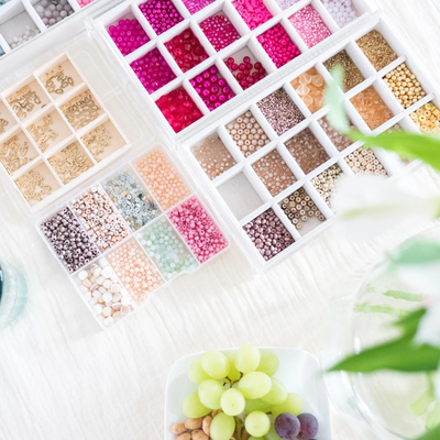 Verschiedene Perlen in Kästchen von oben fotografiert – DIY Schmuckworkshop in Wuppertal, Perlen für individuelle Designs