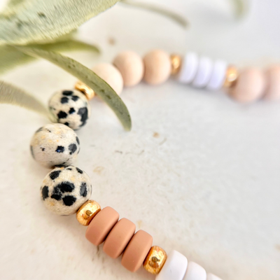 Detailaufnahme der Handykette SAVANA mit Dalmatiner-Perlen und beigen Acrylperlen als hochwertiges und dekoratives Handy Zubehör