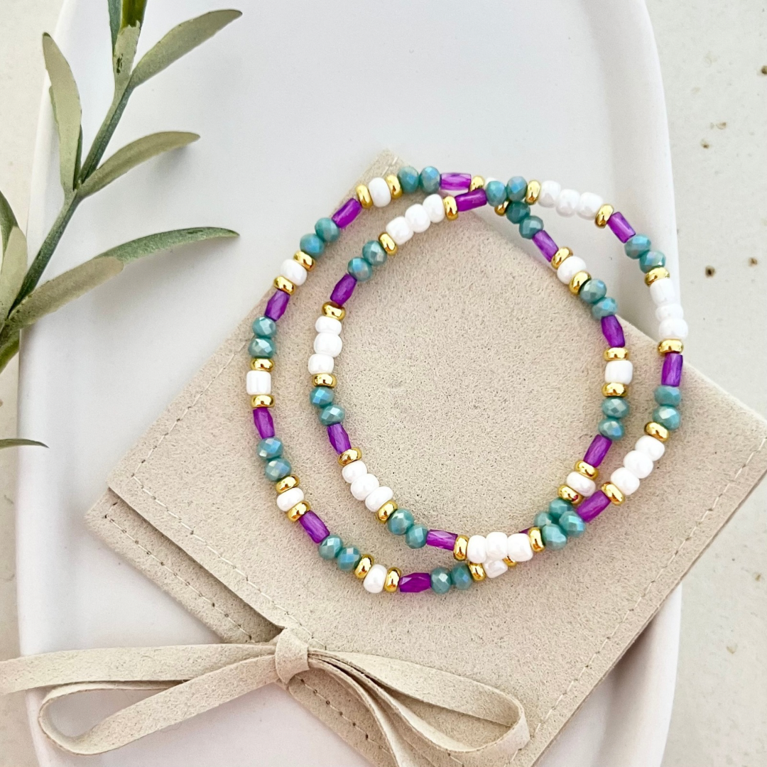 Vollansicht des orientalischen Perlenarmbands mit goldenen und türkisen Perlen, präsentiert in eleganter Tasche, das perfekte Geschenk für Frauen