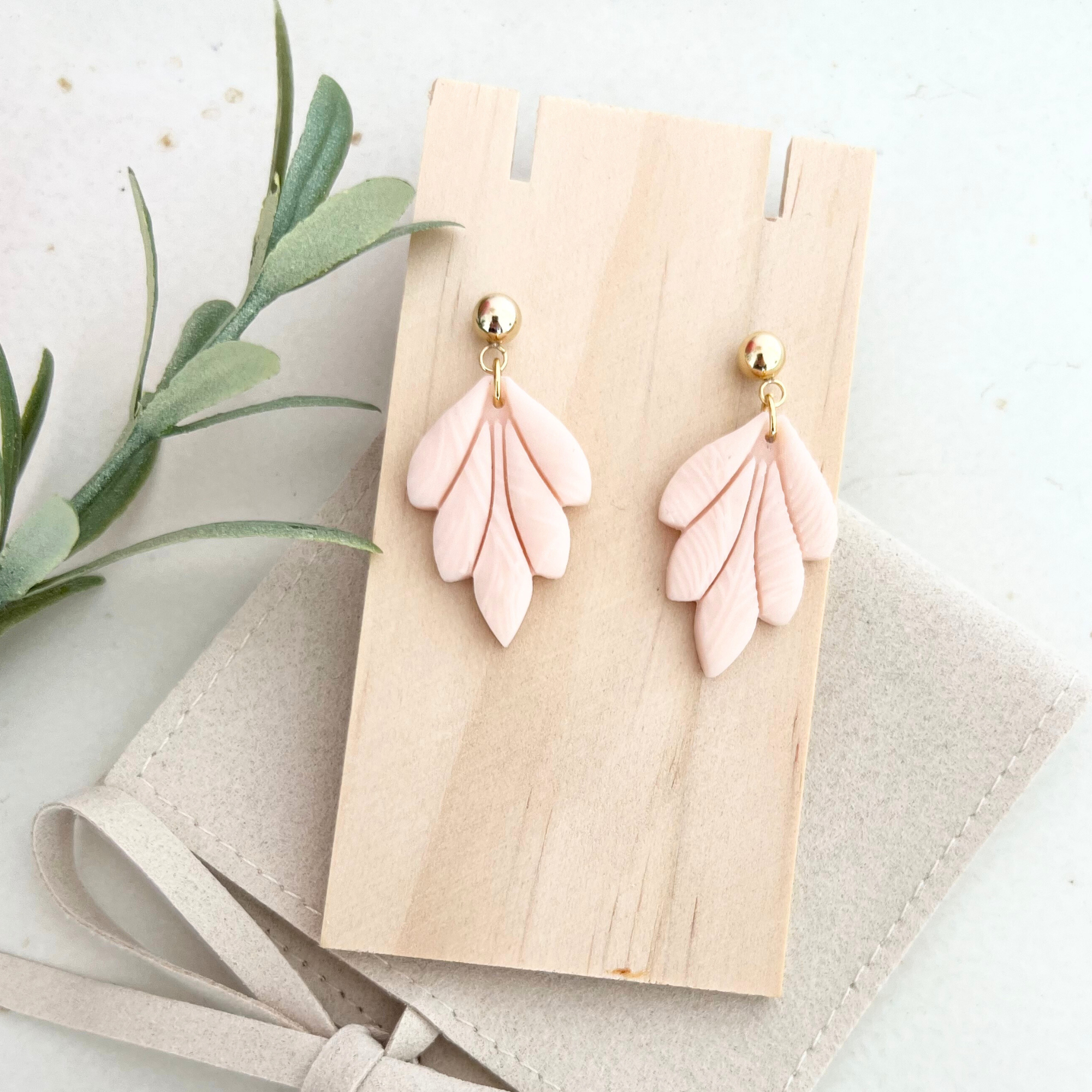 Zartes Paar Ohrringe TAORMINA in Nude und Salbei auf Holz, handgefertigt aus Edelstahl und Polymer Clay für ein natürliches, elegantes Design