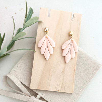 Zartes Paar Ohrringe TAORMINA in Nude und Salbei auf Holz, handgefertigt aus Edelstahl und Polymer Clay für ein natürliches, elegantes Design