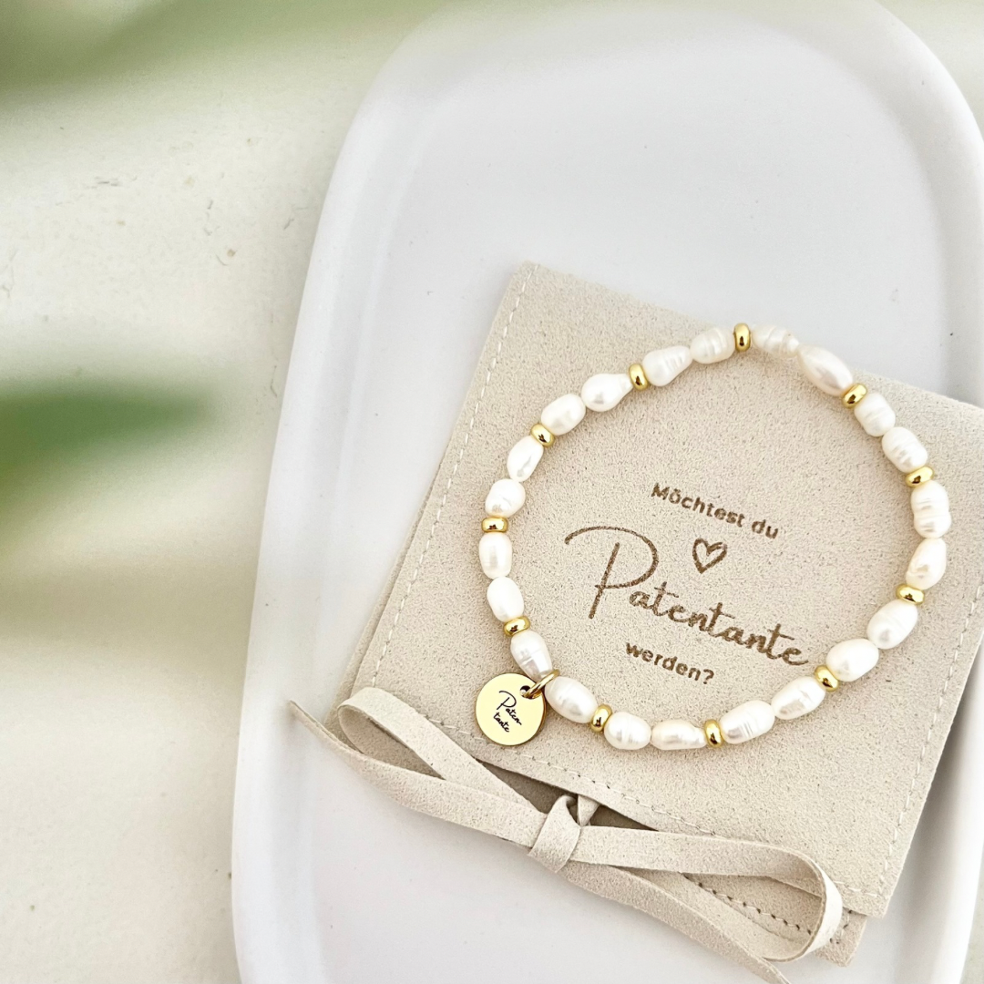 Süßwasserperlen Armband mit vergoldeten Edelstahl-Elementen und rundem Gravur-Anhänger – Geschenkidee, um die Patentante zu fragen – liebevoll verpackt in edler Schmuckbox mit der Aufschrift ‚Möchtest du Patentante werden