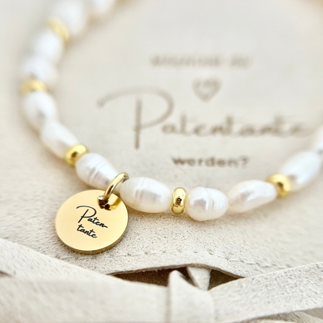 Nahaufnahme eines Süßwasserperlen Armbands mit vergoldeten Edelstahl-Elementen und rundem Gravur-Anhänger ‚Patentante‘ – elegantes Geschenk zur Patenschaftsfrage