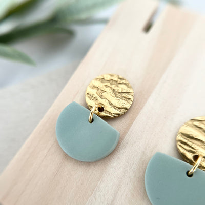 Nahaufnahme der Ohrringe ROSEMARY in sanften Grüntönen, kombiniert mit goldfarbenem Edelstahl für eine edle Struktur und ein minimalistisches Design