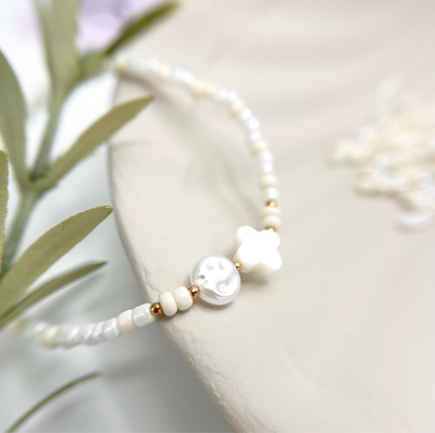 Nahaufnahme vom Armband mit Anhänger, DIY Bastelset für Perlenarmband, kreative Auszeit