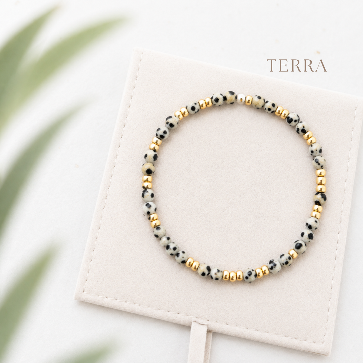 DIY Armband TERRA mit Dalmatiner-Jaspis und goldfarbenen Perlen aus der COZY MOMENTS Kollektion