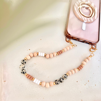 Handykette SAVANA aus Holzperlen und Acrylperlen mit Dalmatiner Muster in Beige und Weiß als stylisches Smartphone Accessoire für Alltag und unterwegs