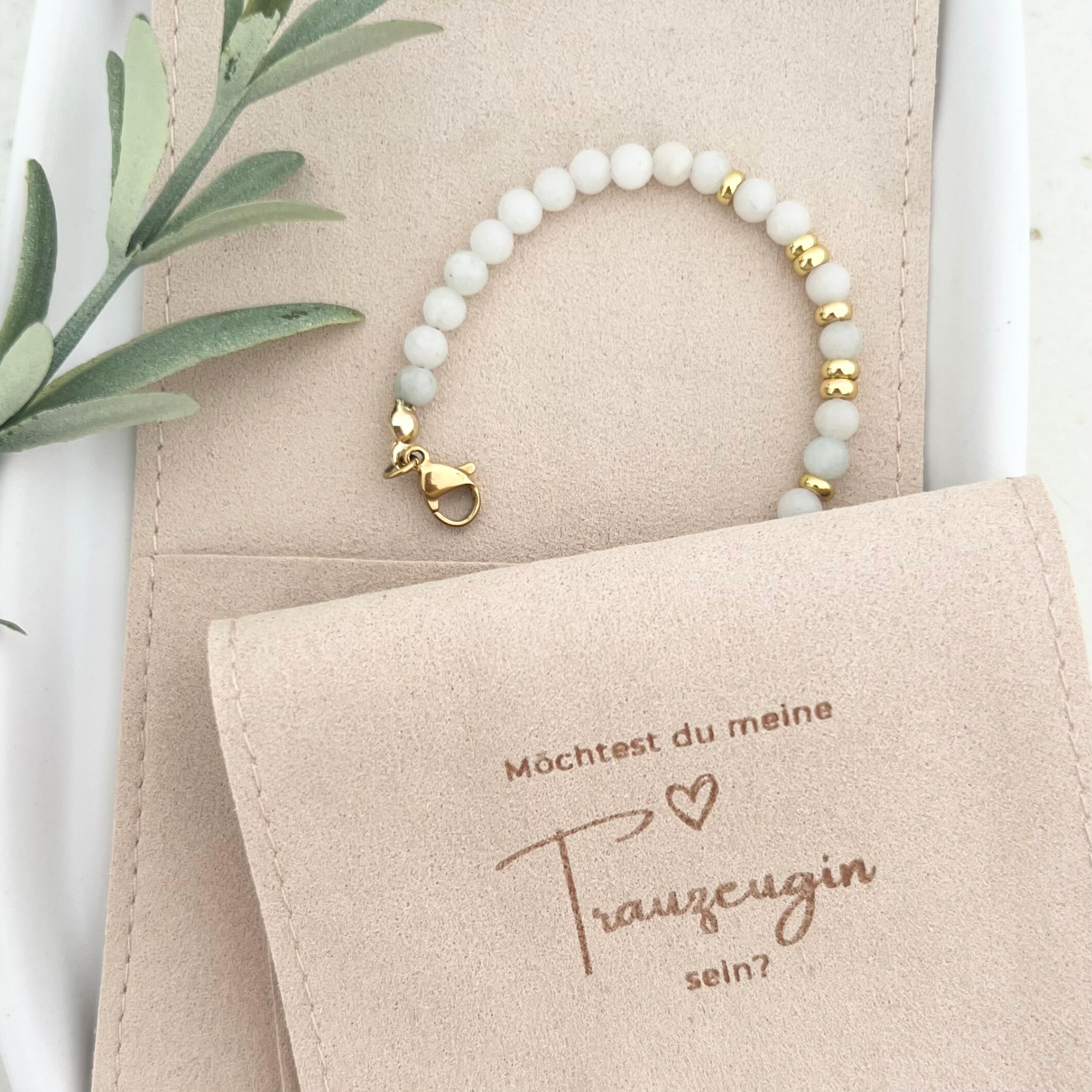 Das filigrane und zeitlose Armband aus Natursteinperlen ist in einem hochwertigen weichen Schmuckbeutel mit Schleife verpackt. Auf der Schmuckverpackung steht: Möchtest du meine Trauzeugin sein?&quot; Das perfekte Geschenk für deine Trauzeugin.