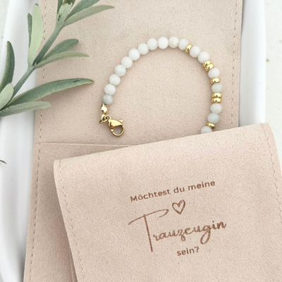 Das filigrane und zeitlose Armband aus Natursteinperlen ist in einem hochwertigen weichen Schmuckbeutel mit Schleife verpackt. Auf der Schmuckverpackung steht: Möchtest du meine Trauzeugin sein?" Das perfekte Geschenk für deine Trauzeugin.