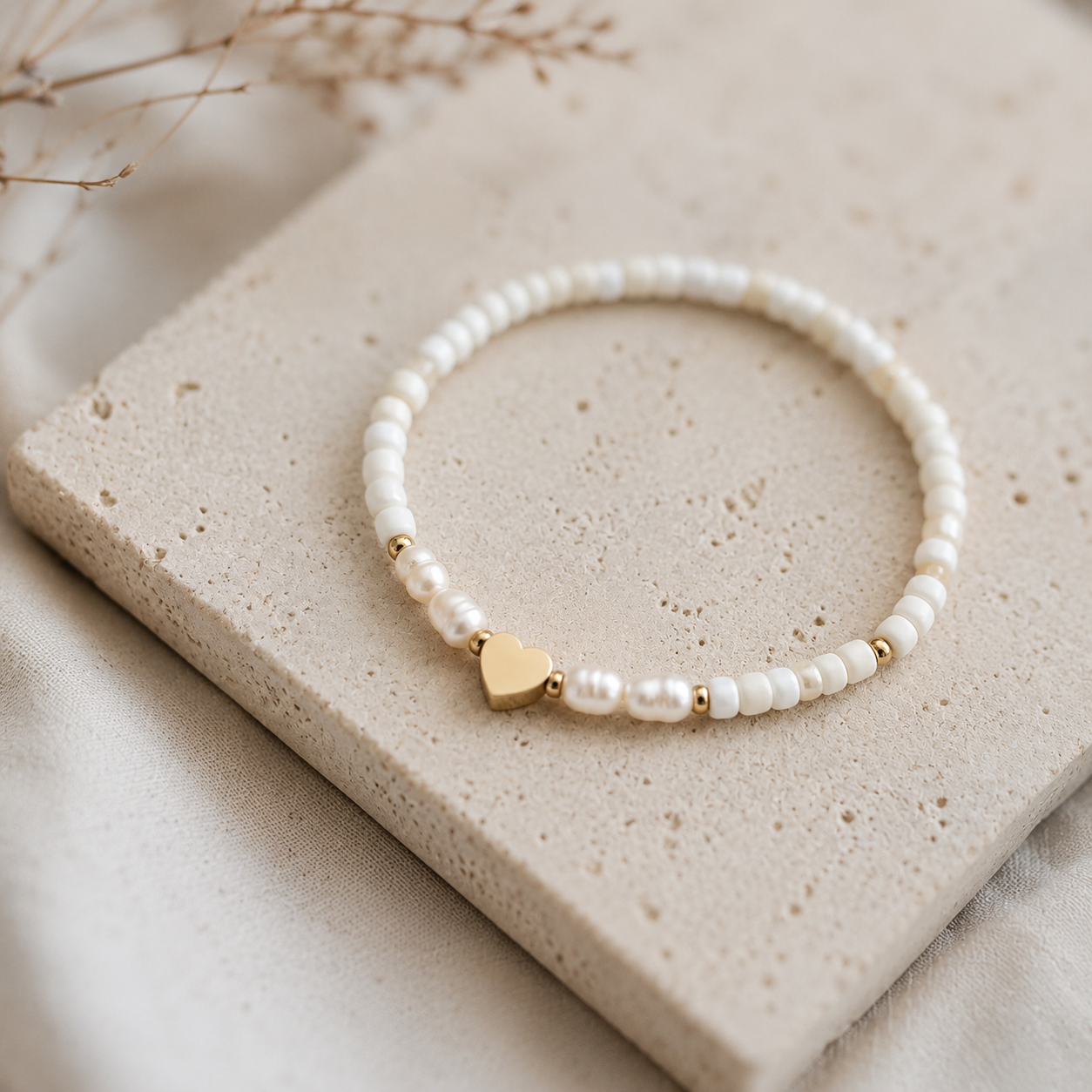 Weiß goldenes Armband BLANCA mit echten Süßwasserperlen und Edelstahl Herz – Geschenkidee für Frauen