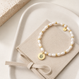 Sternzeichen Armband FINELINE mit echten Süßwasserperlen, goldenen Zwischenperlen und personalisiertem Gravur Anhänger in Gold – Geschenk für Frauen.