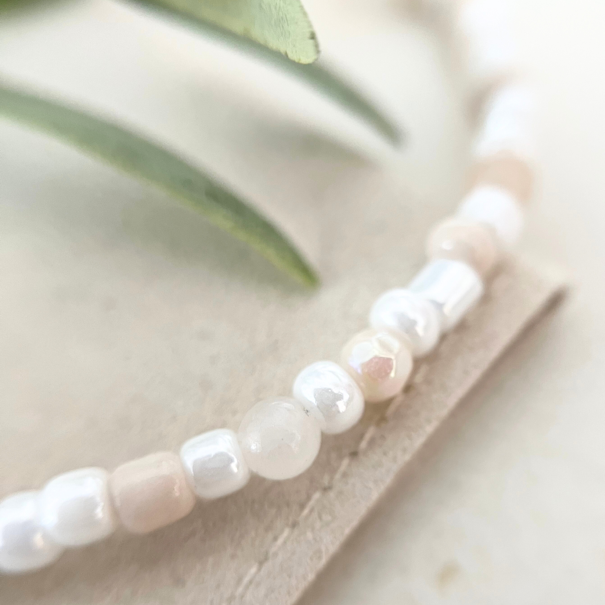 Nahaufnahme von einem Perlenarmband aus dem DIY Set NATURA, Fokus auf die Perlen.