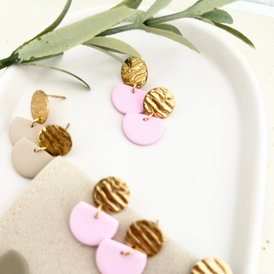 Kollektion der handgemachten Ohrringe ALMERIA in verschiedenen Pastellfarben mit goldenem Edelstahl für vielseitige, stilvolle Akzente