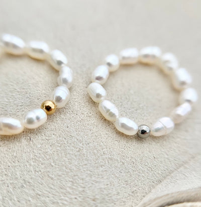Zwei handgefertigte Ringe aus Süßwasserperlen auf elastischem Gummiband, verziert mit goldener und silberner Perle – eleganter Hochzeitsschmuck für Braut oder Gäste
