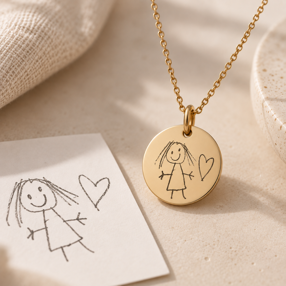 Personalisierte Kette mit Kinderzeichnung als Gravur auf goldenem Edelstahl Anhänger