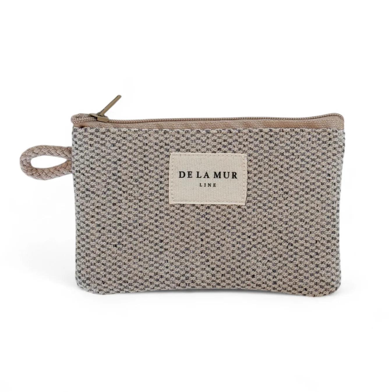 Kleines beige-graues Etui aus Möbelstoff von DE LA MUR mit Reißverschluss und Label. Handgefertigt in Barcelona – stilvolles Accessoire für Karten oder Kosmetik.