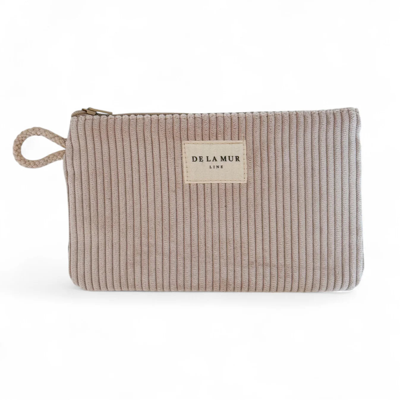 Beigefarbene, rechteckige Tasche aus Cordstoff mit feiner Rippstruktur, Reißverschluss und seitlicher Schlaufe. Die kleine Tasche dient zur Aufbewahrung von Make-up, Schmuck oder Alltagsgegenständen.