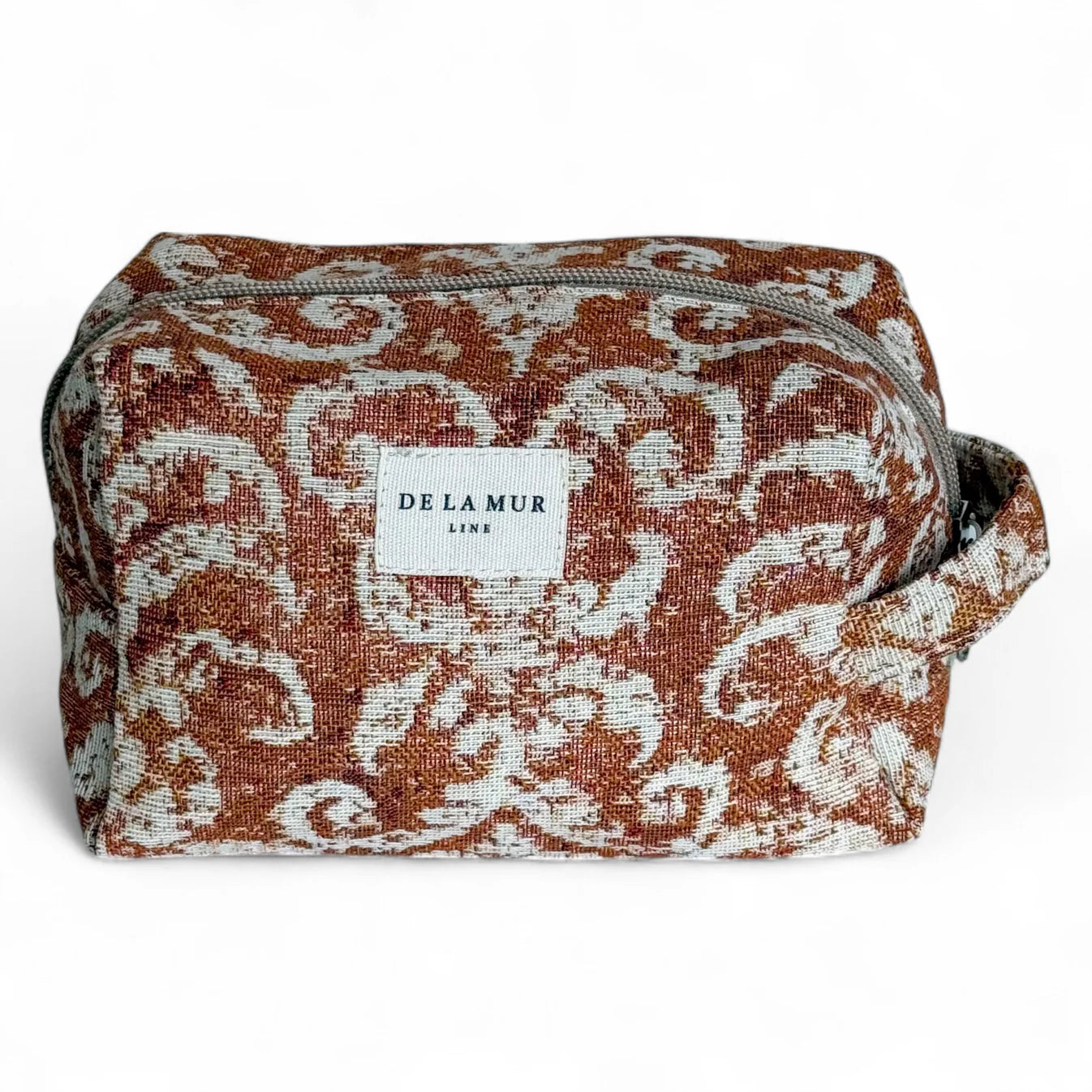 DE LA MUR Beauty Bag Medium aus Jacquardstoff in Rostbraun mit beigem Ornamentmuster und seitlichem Griff, handgefertigt in Barcelona. Kosmetiktasche für Schminke.