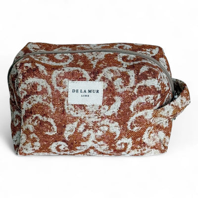 DE LA MUR Beauty Bag Medium aus Jacquardstoff in Rostbraun mit beigem Ornamentmuster und seitlichem Griff, handgefertigt in Barcelona. Kosmetiktasche für Schminke.