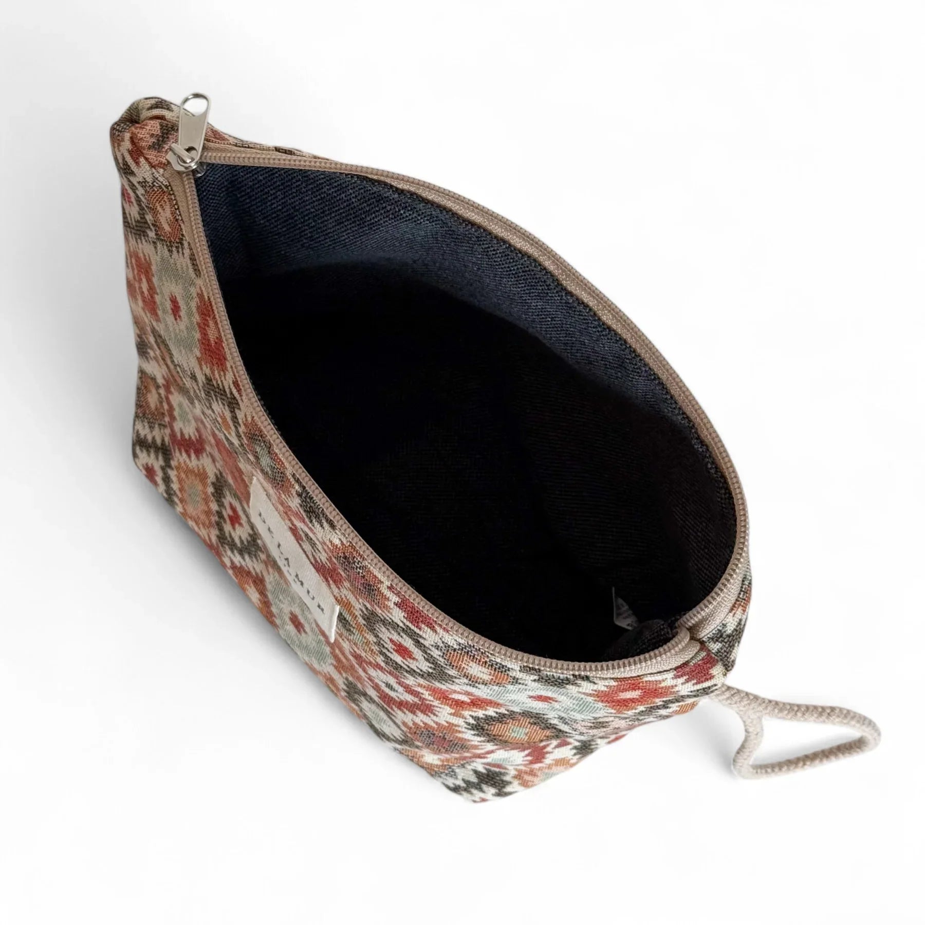 Große Beauty Bag aus Jacquard mit Boho-Muster in Rot-, Grün- und Beigetönen von DE LA MUR – handgefertigte Kosmetiktasche für Pflegeprodukte oder Reisen.